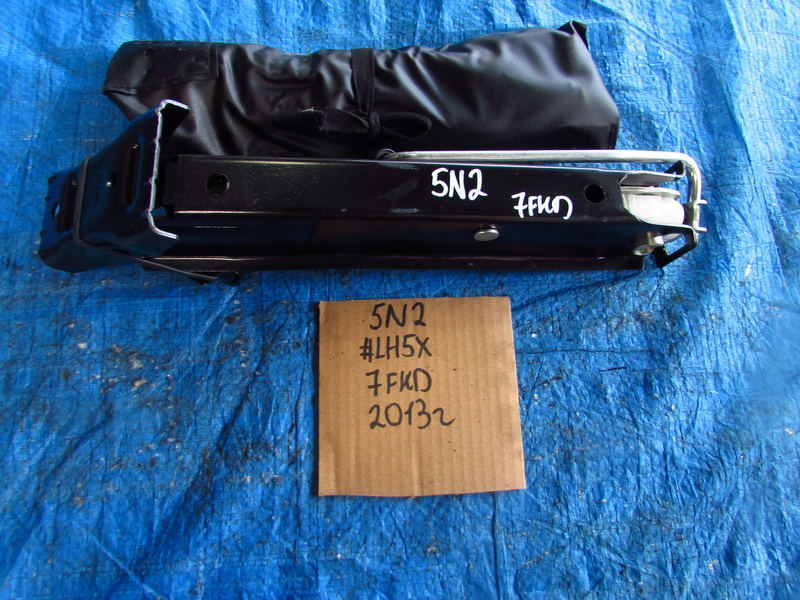 Домкрат Volkswagen Tiguan 5N2