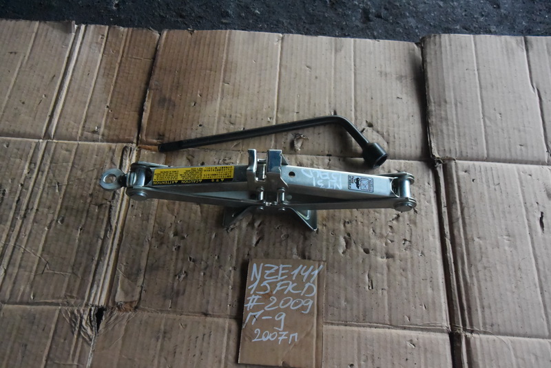 Домкрат Toyota Corolla Fielder NZE141