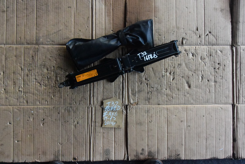 Домкрат Nissan X-Trail