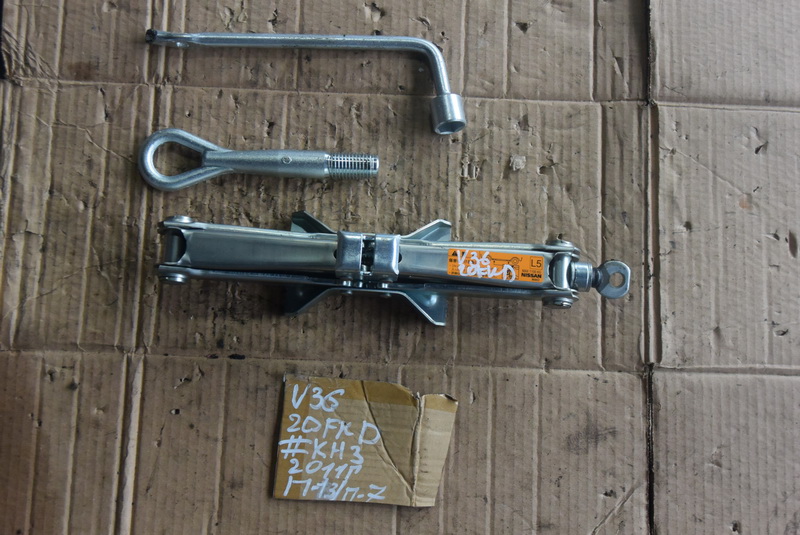 Домкрат Nissan Skyline V36