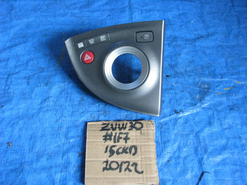 Консоль КПП Toyota Prius ZVW30