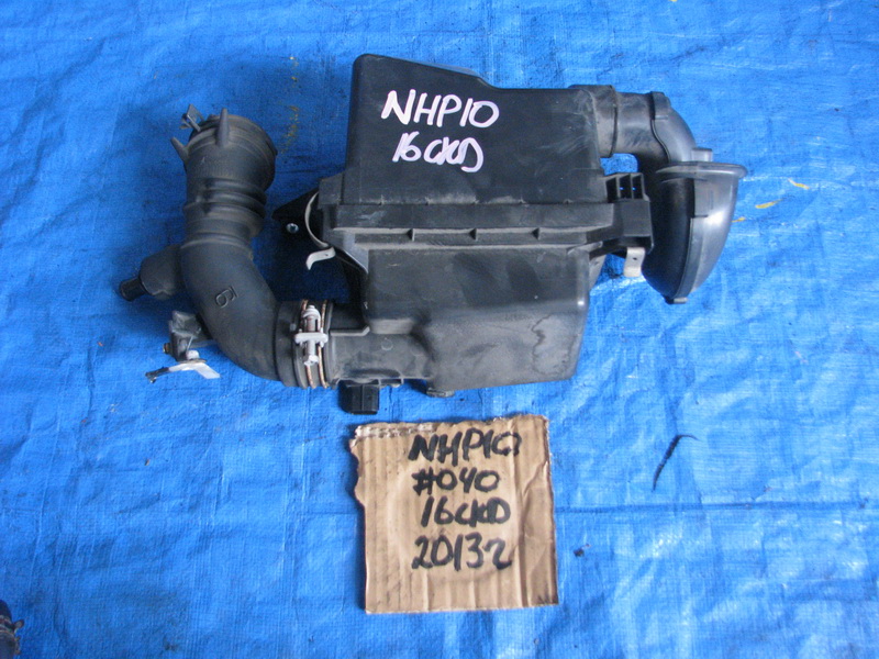 Корпус воздушного фильтра Toyota Aqua NHP10