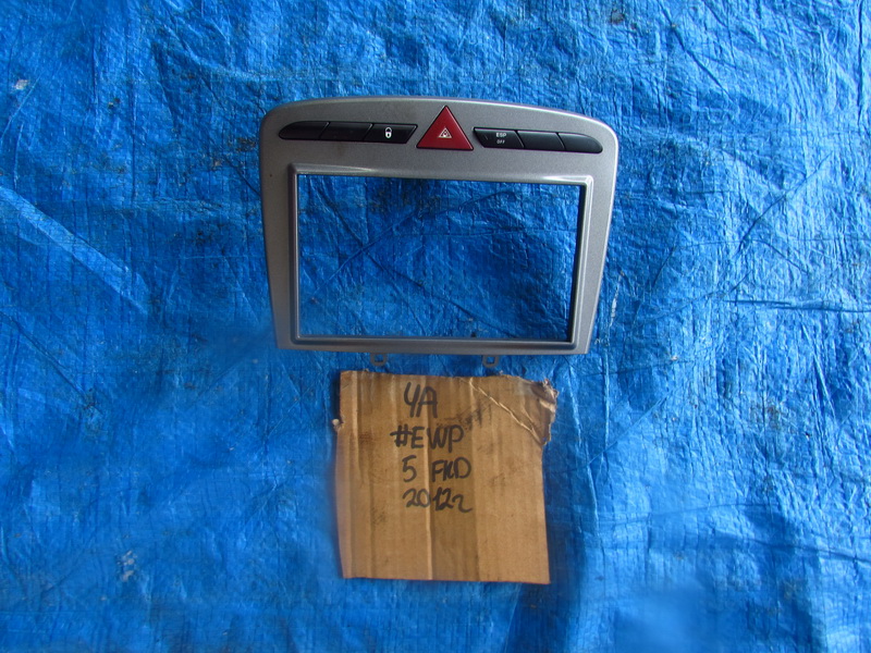 Рамка магнитофона Peugeot 308 4A