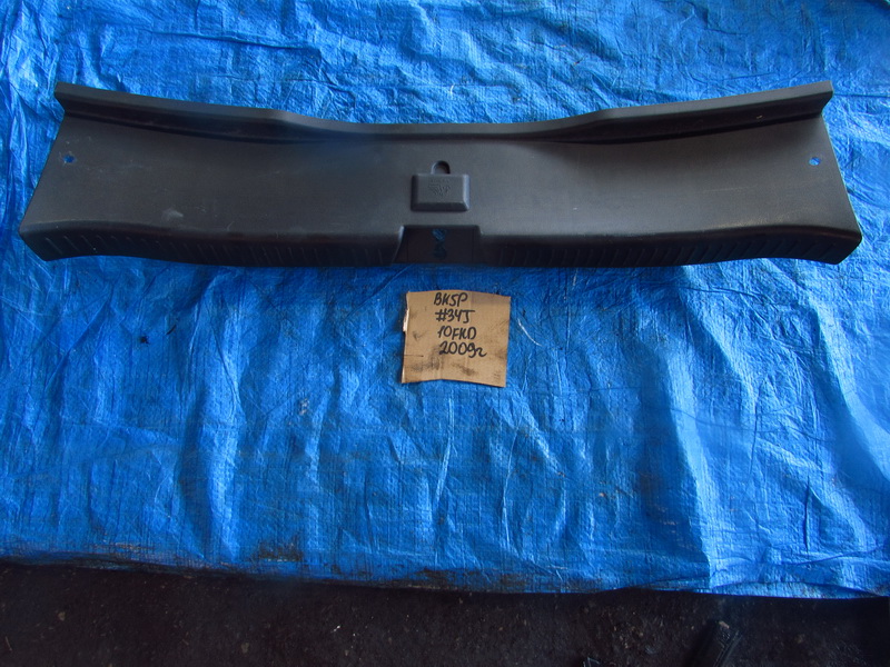 Накладка замка багажника Mazda Axela BK5P