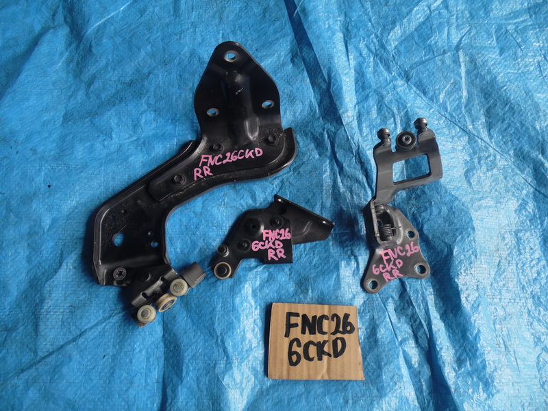 Петля двери Nissan Serena