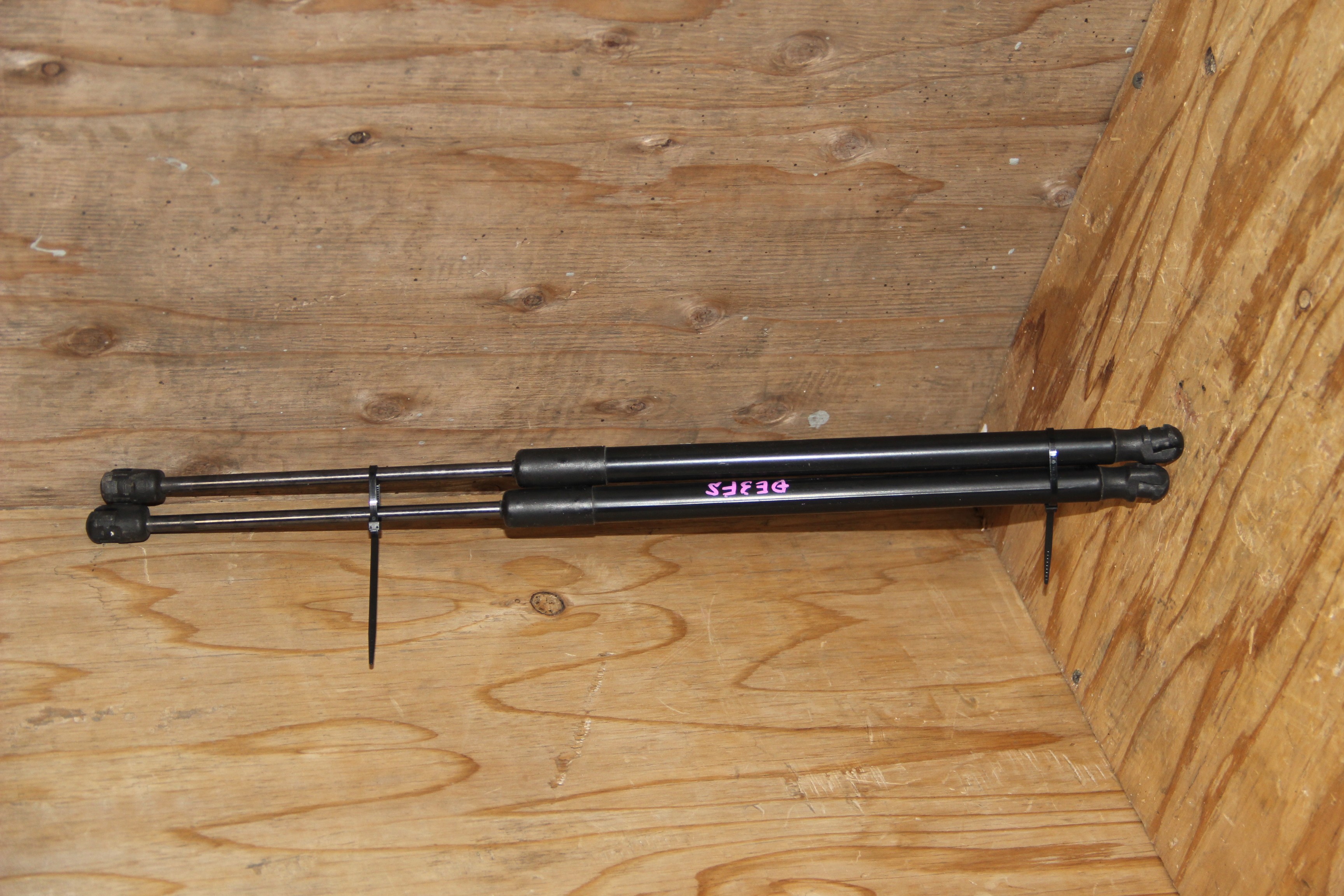 Амортизатор задней двери Mazda Demio