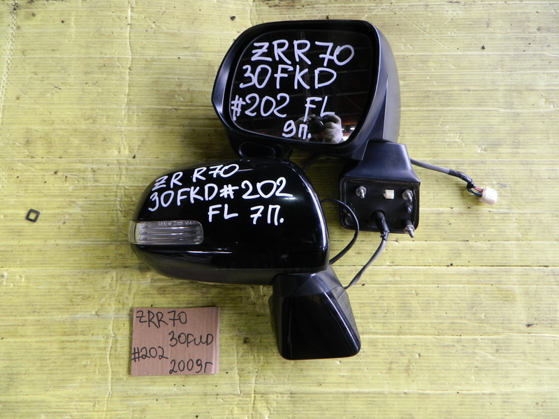 Зеркало Toyota Voxy ZRR70