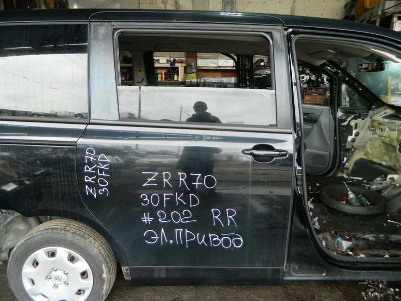 Дверь Toyota Voxy ZRR70