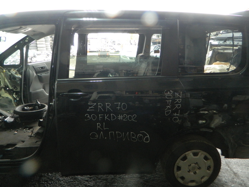 Дверь Toyota Voxy ZRR70