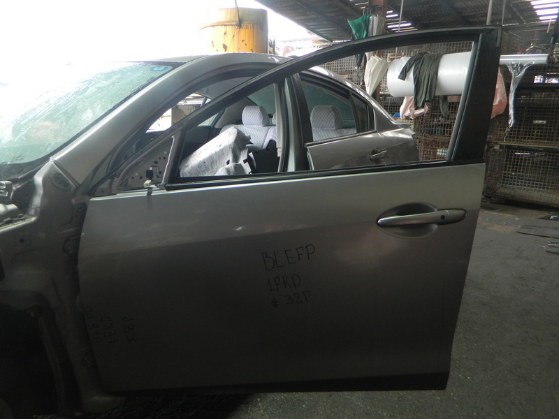 Дверь Mazda Axela