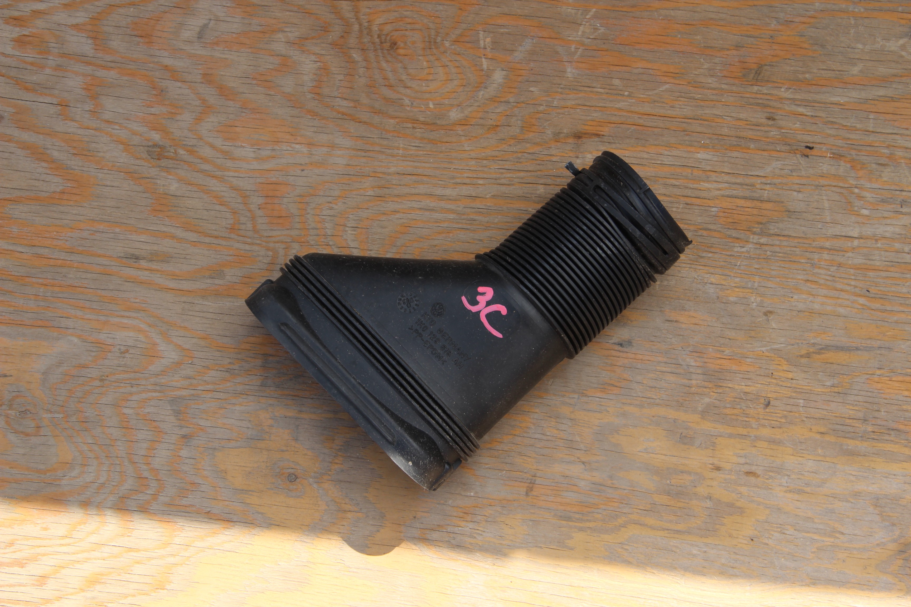 Воздухозаборник Volkswagen Passat