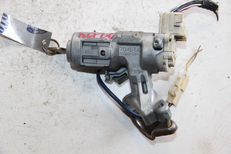 Замок зажигания Toyota Ist