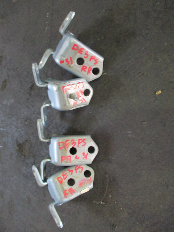 Петля двери Mazda Demio