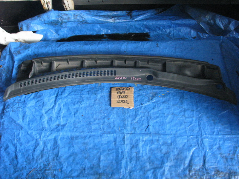 Решетка под лобовое стекло Toyota Prius ZVW30