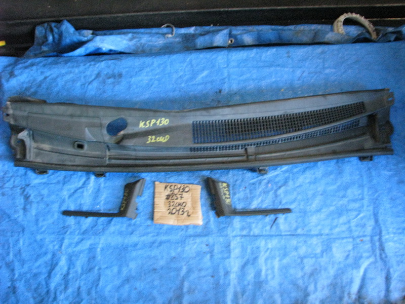 Решетка под лобовое стекло Toyota Vitz KSP130