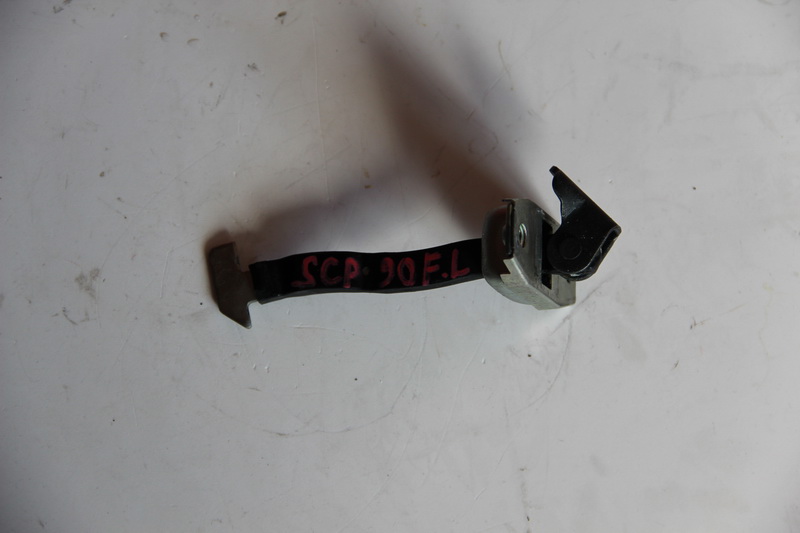 Доводчик двери багажника Toyota Vitz SCP90