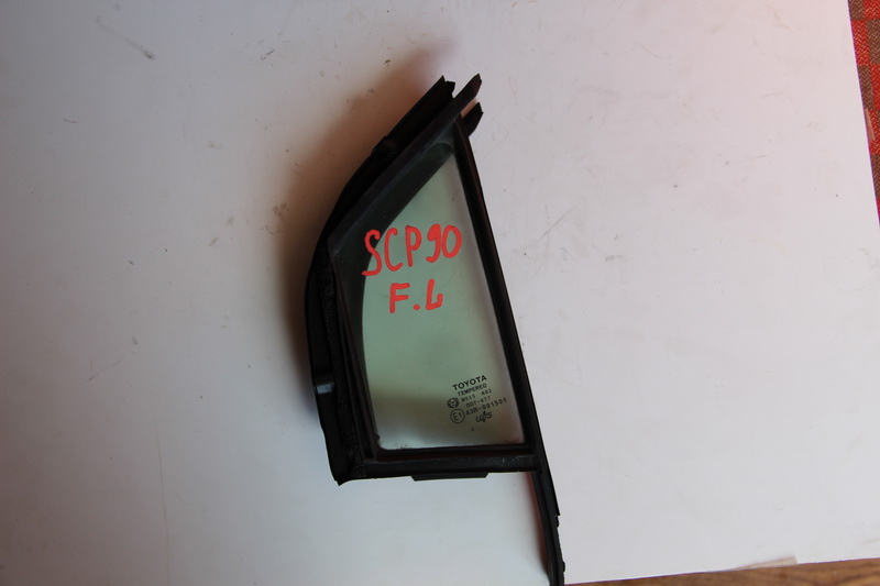 Форточка двери Toyota Vitz SCP90
