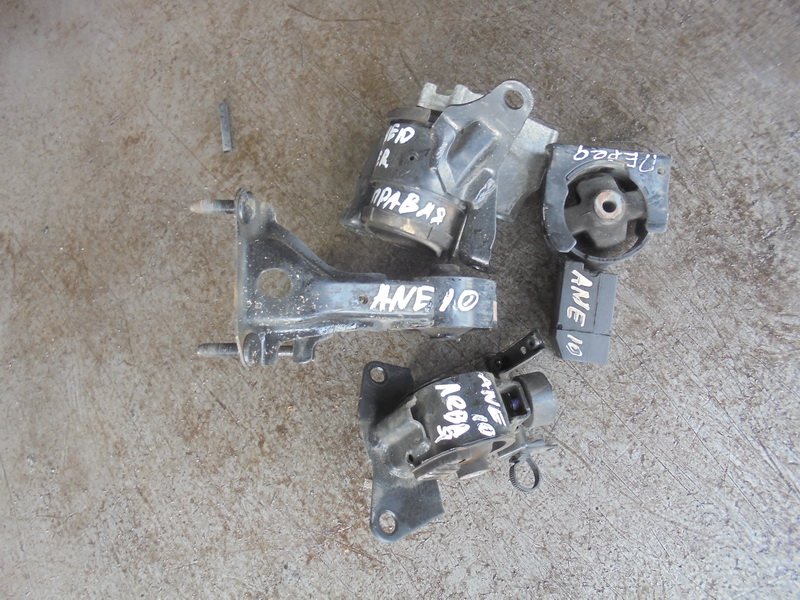 Тойота виш подушки двигателя. Подушка двигателя toyota wish. Подушка двигателя тойота виш правая. 1nz fe подушки двигателя где стоят. Подушка двигателя тойота виш.