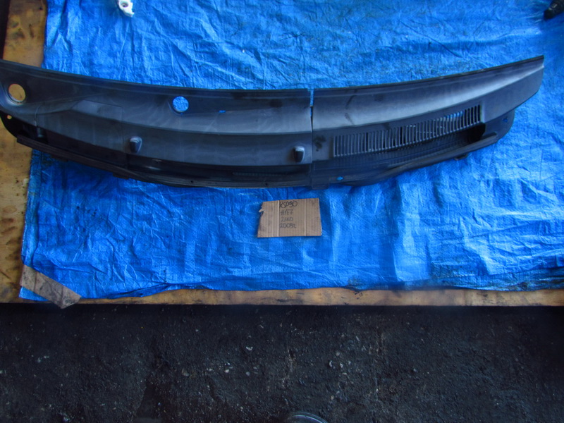 Решетка под лобовое стекло Toyota Vitz