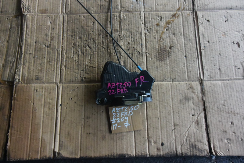 Замок двери Toyota Avensis