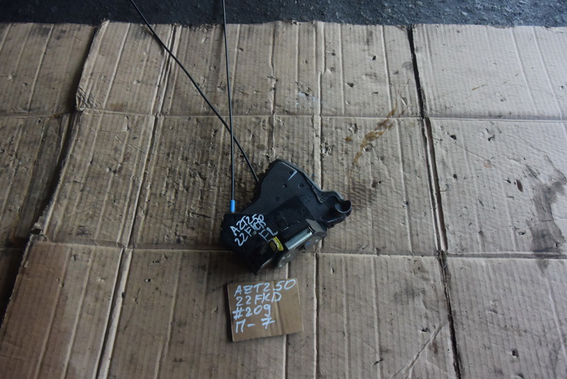 Замок двери Toyota Avensis