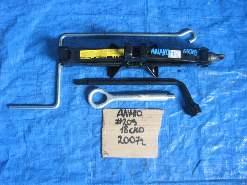 Домкрат Toyota Isis ANM10