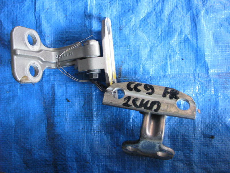 Петля двери Jaguar Xf CC9