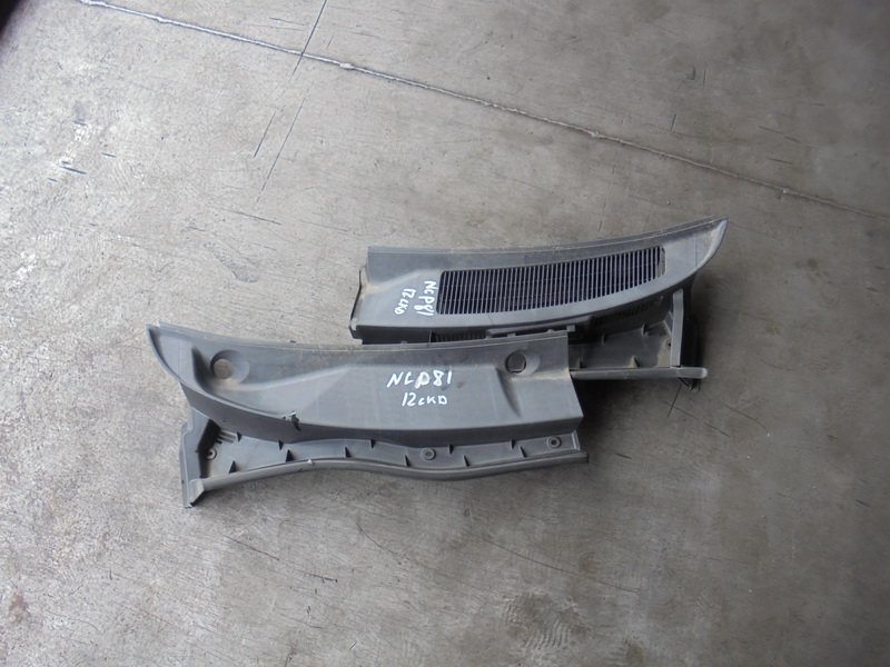 Решетка под лобовое стекло Toyota Sienta