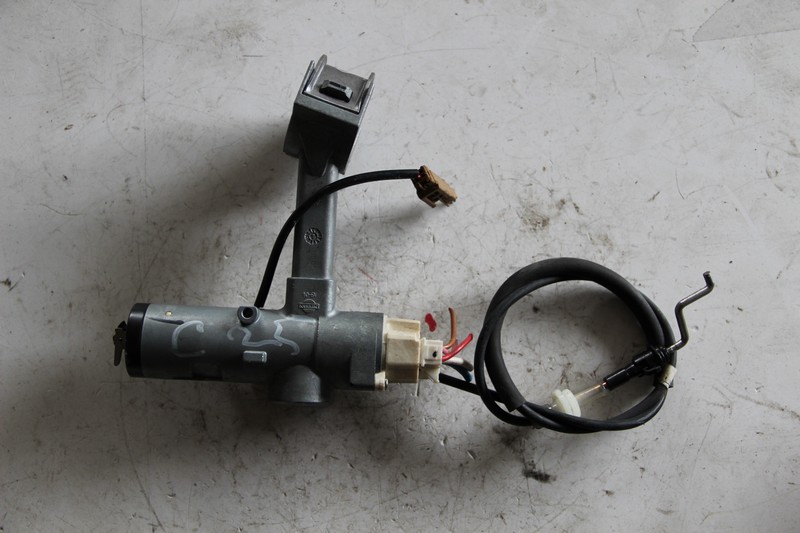 Замок зажигания Nissan Serena