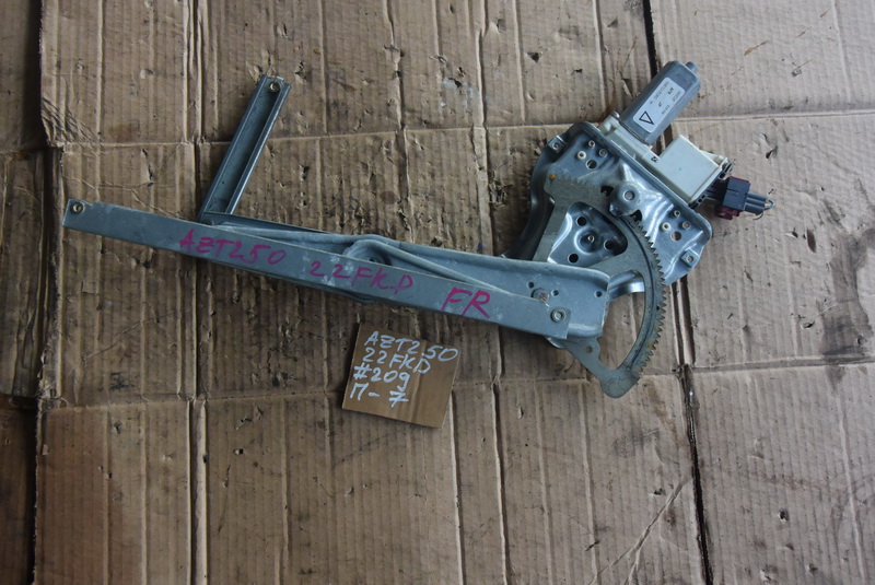 Стеклоподъемник Toyota Avensis AZT250