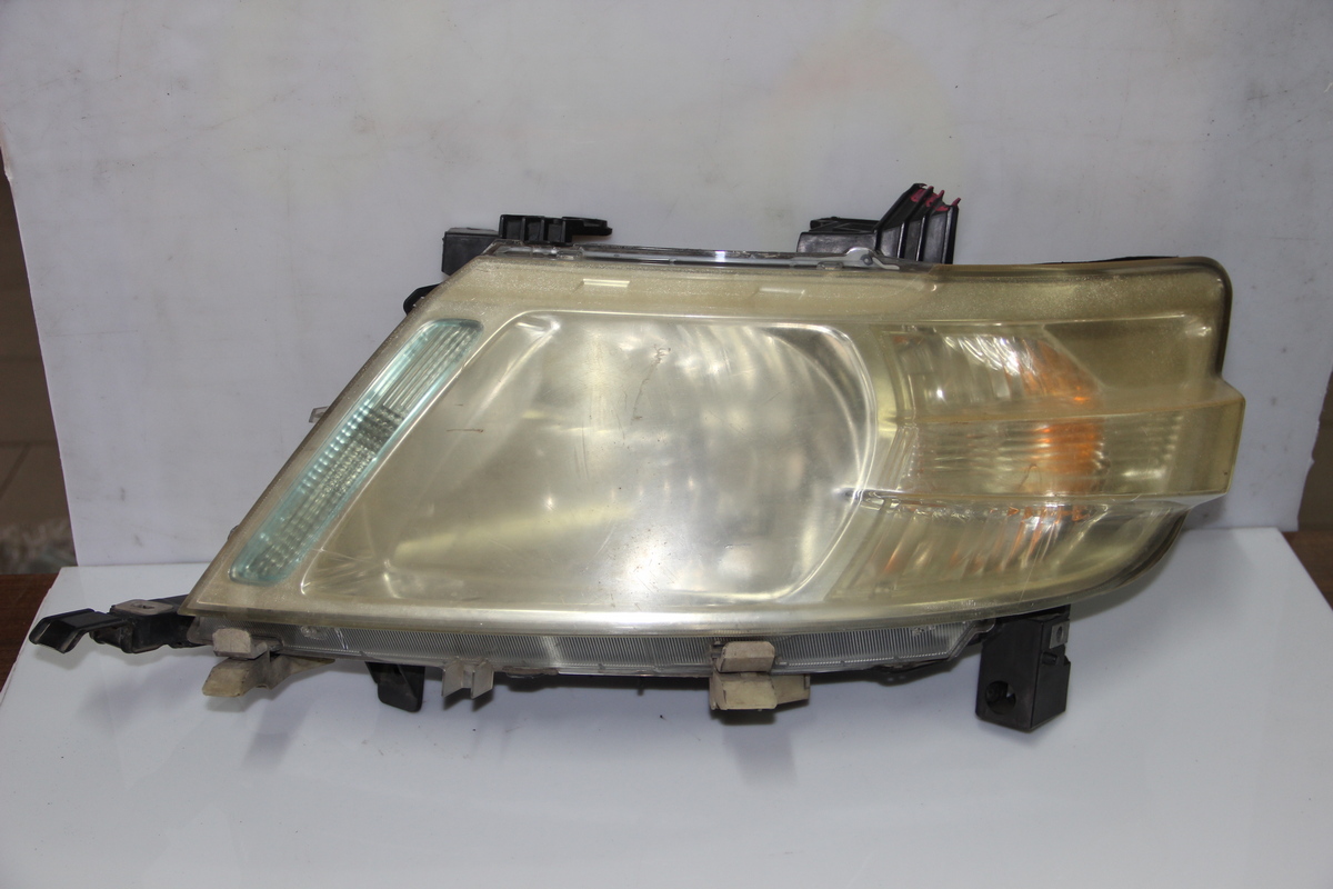 Фара Nissan Serena