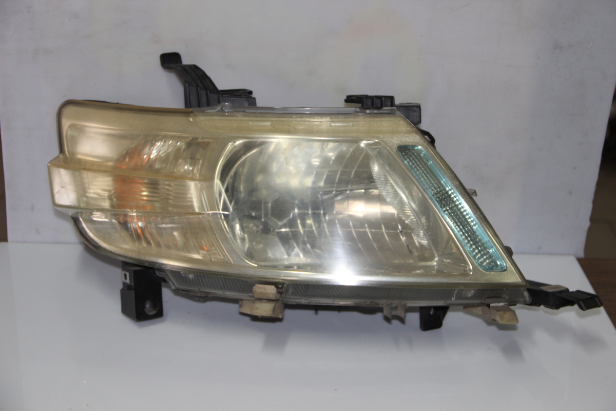 Фара Nissan Serena