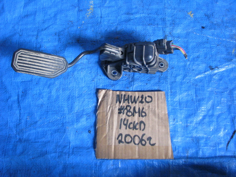 Педаль газа Toyota Prius NHW20