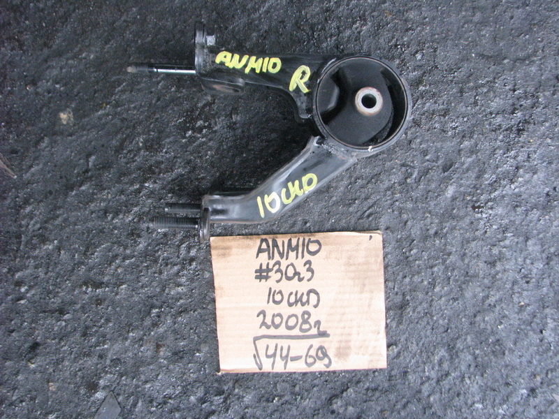 Подушка двигателя Toyota Isis