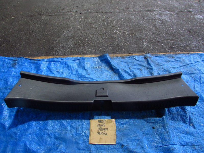 Накладка замка багажника Mazda Axela BK5P