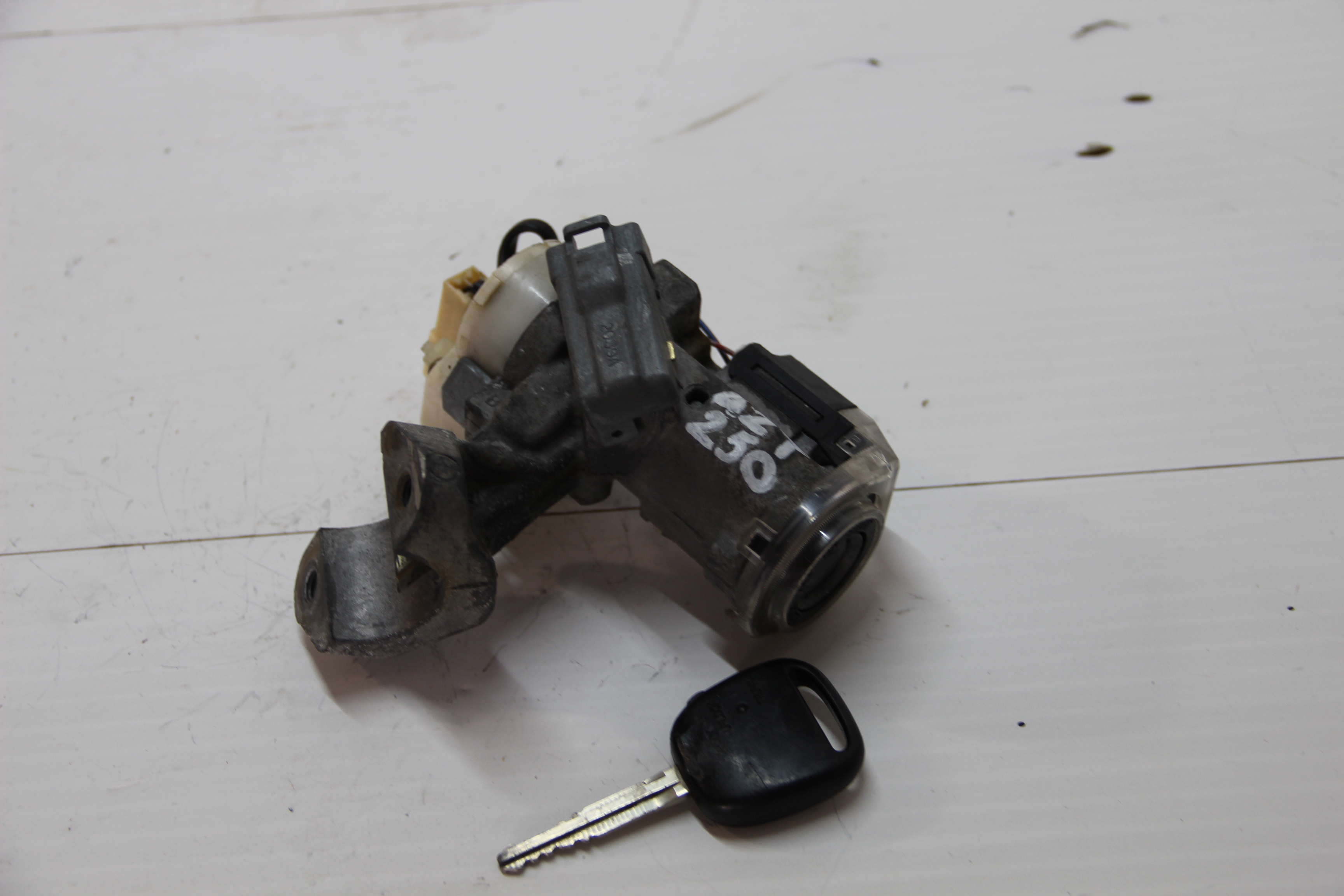 Замок зажигания Toyota Avensis