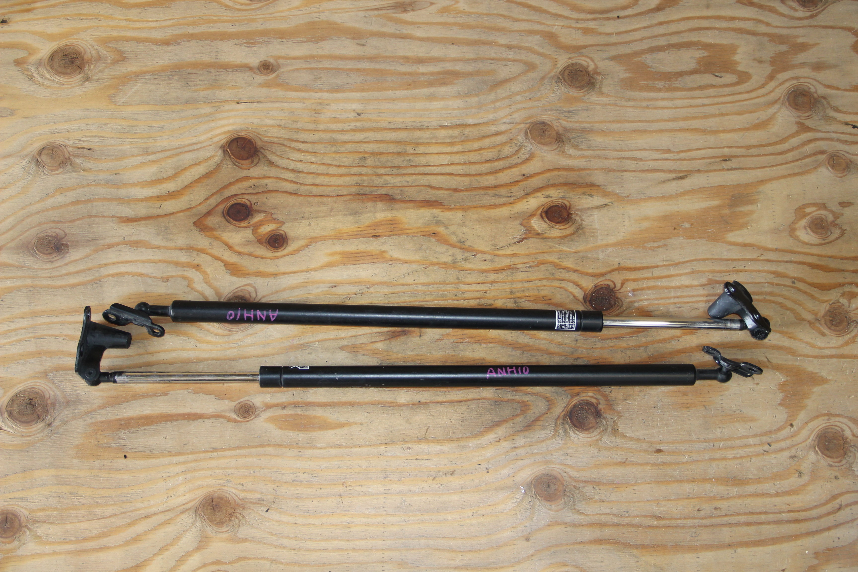 Амортизатор задней двери Toyota Alphard ANH10