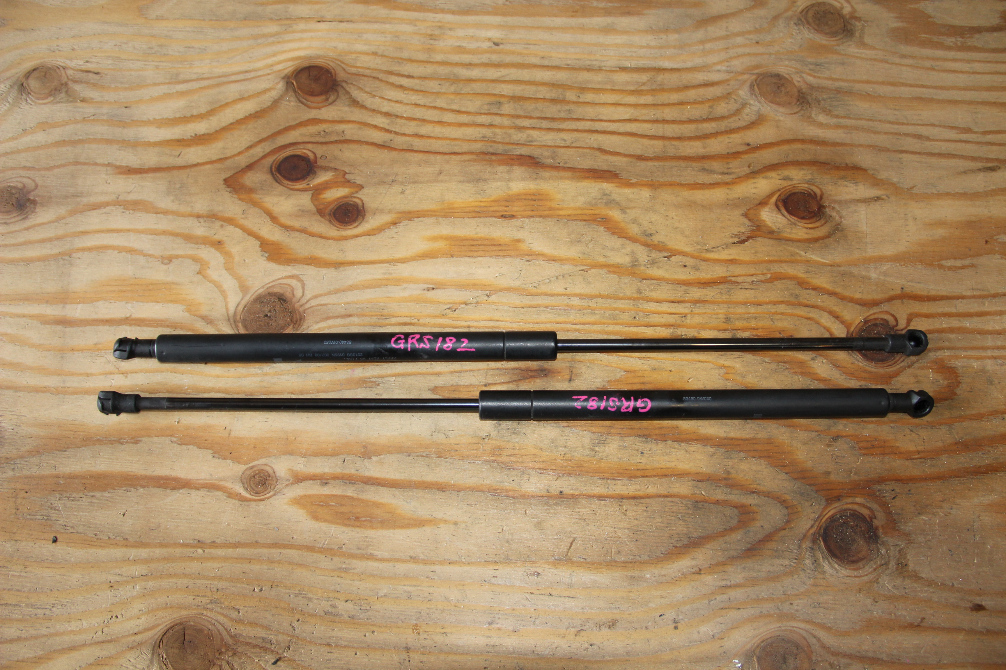 Амортизатор капота Toyota Crown