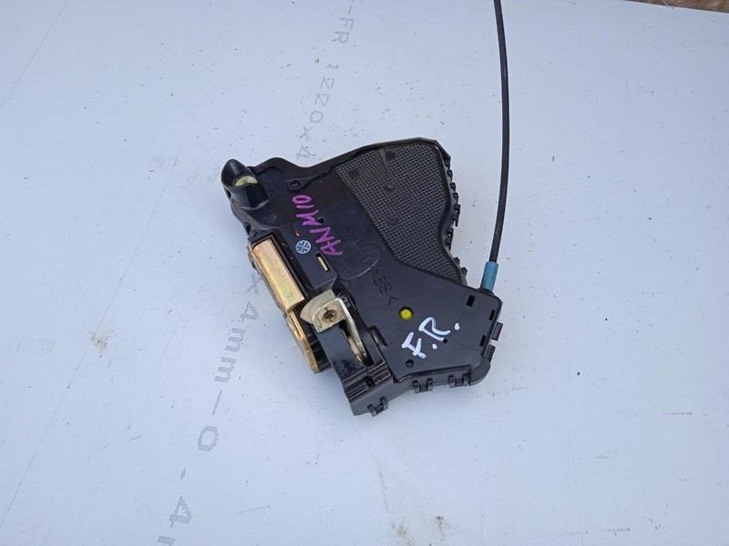 Замок двери Toyota Isis ANM10