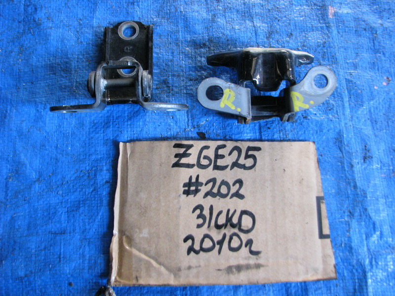 Петля двери Toyota Wish