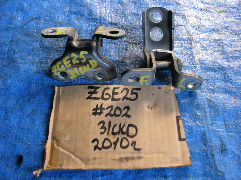 Петля двери Toyota Wish ZGE25