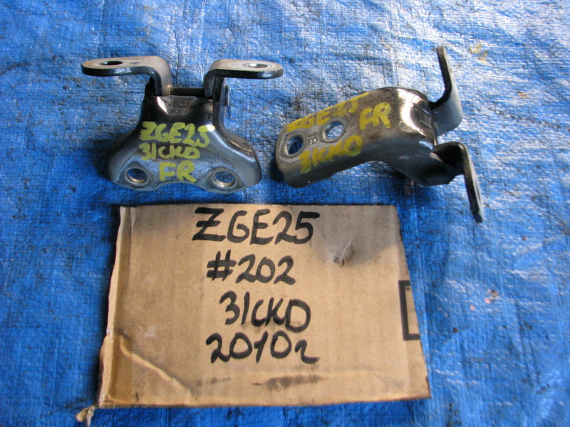 Петля двери Toyota Wish ZGE25