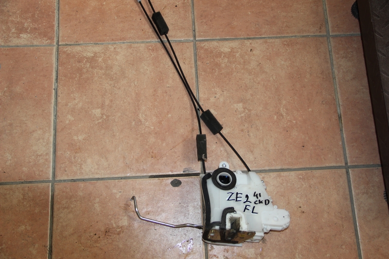 Замок двери Honda Insight ZE2