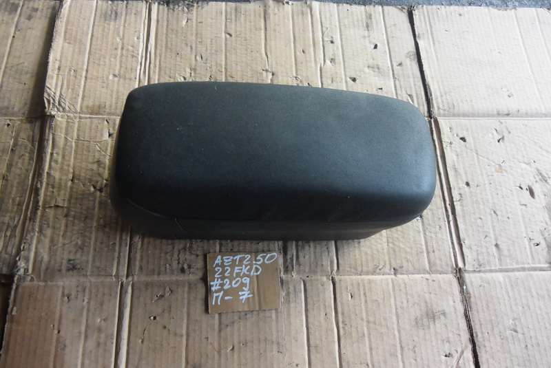 Бардачок Toyota Avensis AZT250