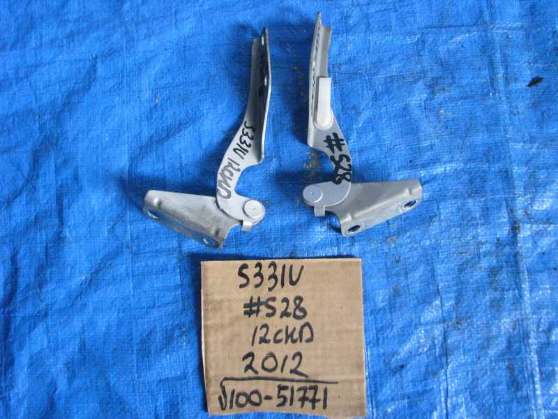 Петля капота Daihatsu Hijet