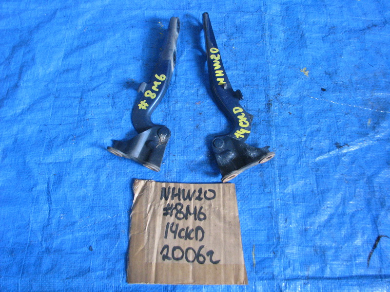 Петля капота Toyota Prius NHW20