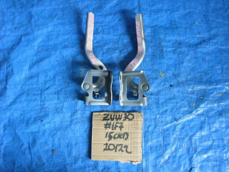 Петля капота Toyota Prius