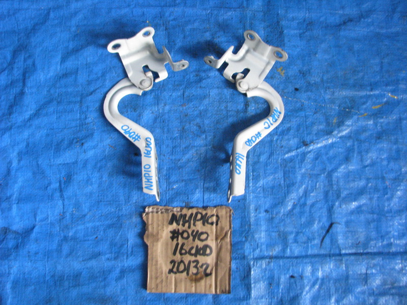 Петля капота Toyota Aqua NHP10