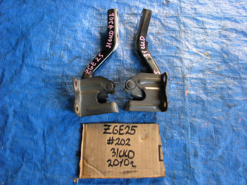 Петля капота Toyota Wish ZGE25