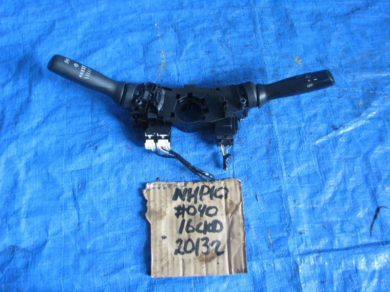 Подрулевой переключатель Toyota Aqua